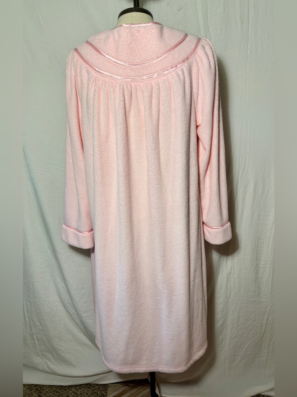 Pink Chenille House Coat Robe Floral Embroidered Button Front Pockets size L - Picture 5 of 9
